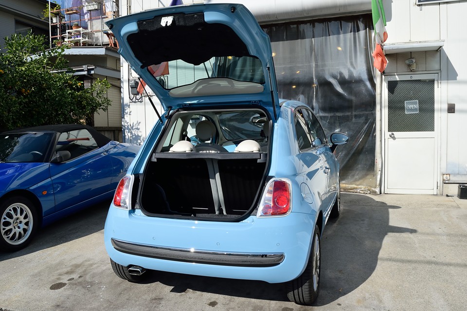 ハッチバックなので、荷物の積み下ろしも楽々！おまけに、小さめのハッチで、かなり前傾しているので、開けるのも楽々なのです！