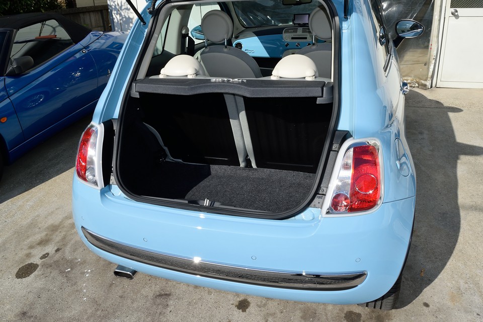 リアが傾斜したスタイルなので、トランク容量もそれなりですが、普段のお買い物や、手荷物くらいでしたら十分なスペース！いざとなれば、リアシートも畳めますので問題無いですよね！