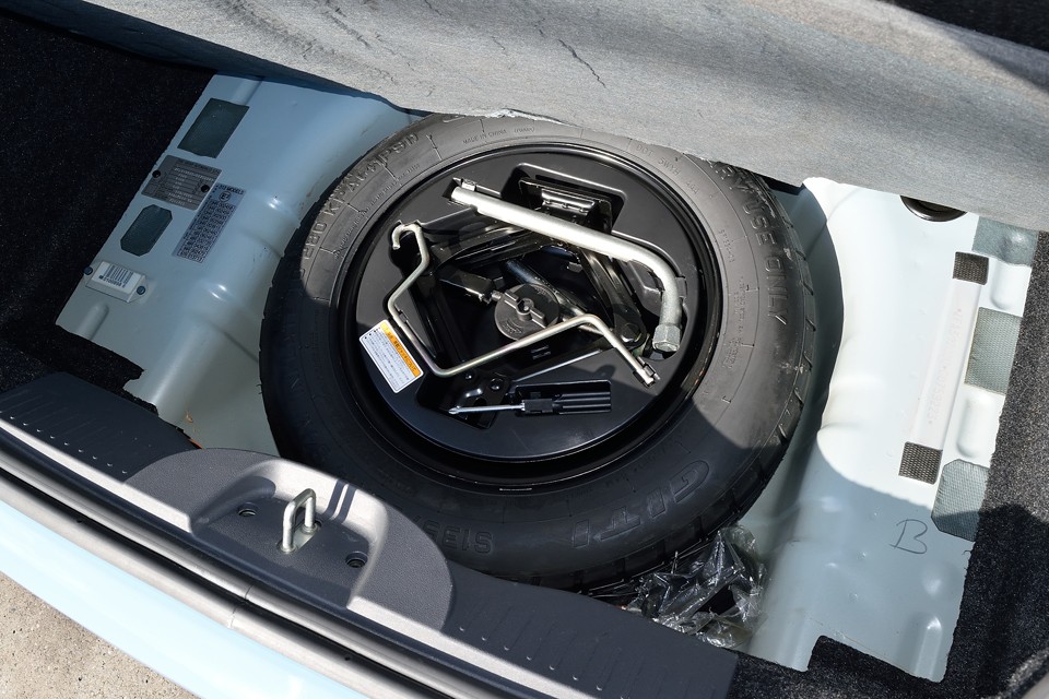 トランクマット下のスペアタイヤ、工具も欠品無し！普段は見る事も無いものですが、いざと言うときに無いと困るものですからね。意外と重要！