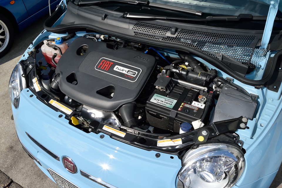 直列2気筒8バルブICターボ、875cc、最高出力85ps/5500rpm、最大トルク14.8kg・m/1900rpmを発生するフィアットが誇るツインエアーエンジン！1.4Lエンジンが最大トルク13.4kg・m/4250rpmなので、何とそれよりもトルクフル！
