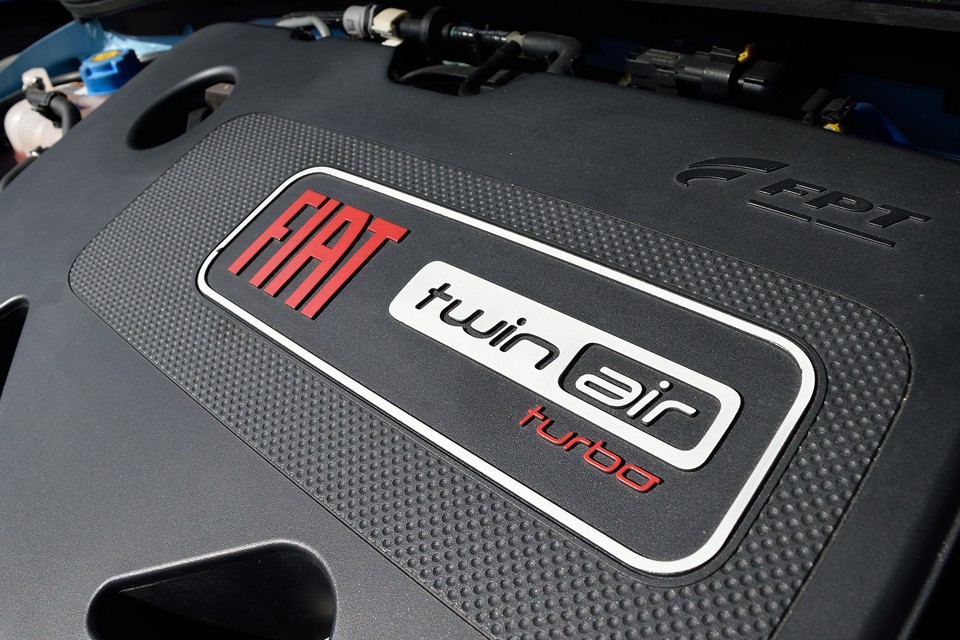 更に効率の良いデュアロジックミッションとの組み合わせで、な、な、何と21.2km/Lの省燃費を実現！2気筒だからなんて侮ってはいけないのです！「カワイイ顔してババンバ～ン！」なのですぅ～！（苦笑）