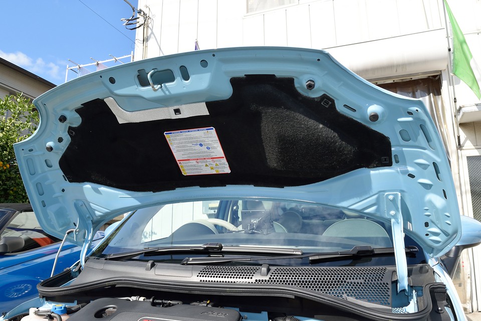 汚れてて当然のボンネット裏側ですが、ご覧の通りの清潔さ！少しくらい汚れててくれた方が、個人的には落ち着きますけどね（笑）