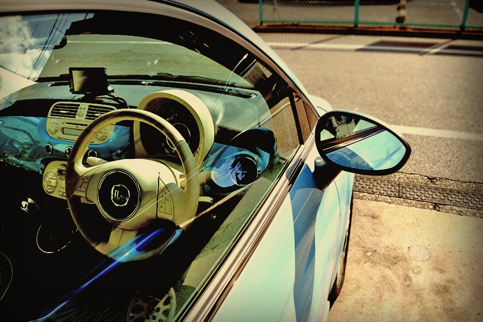 ちょうど横断歩道の先頭に止まったチンク、その前を渡る私の視線を感じたのか、フロントシートに座る70歳を超えてると思われる老夫婦がこちらを見ながらニコニコっと笑顔で答えてくれて・・・。