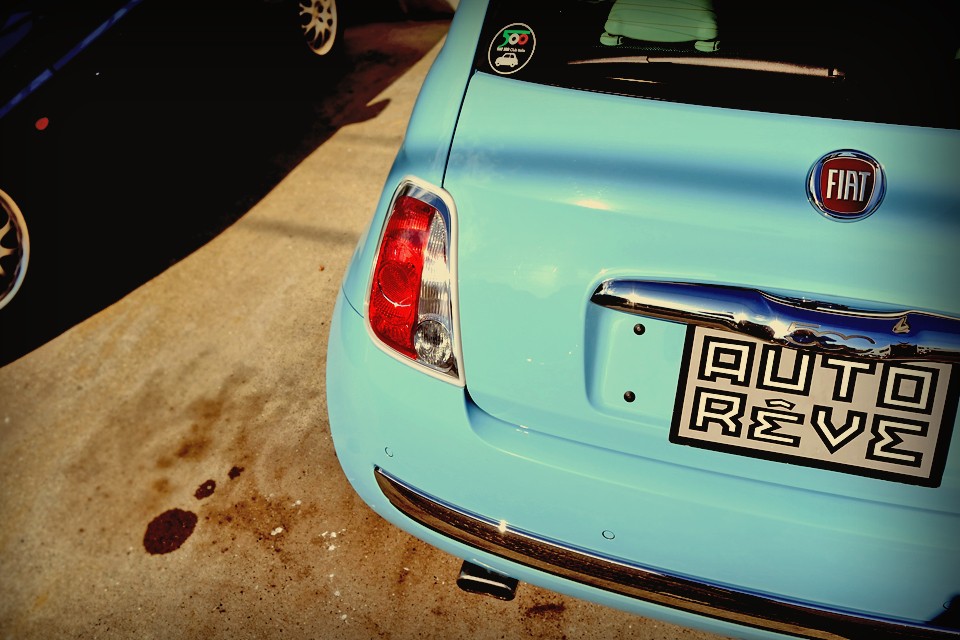 ステキだなぁとしばらく見ていると、あのサウンドを奏でながら、ゆっくりと、ホントにゆっくりと石畳の通りを走って通り過ぎて行った、あの後姿・・・。