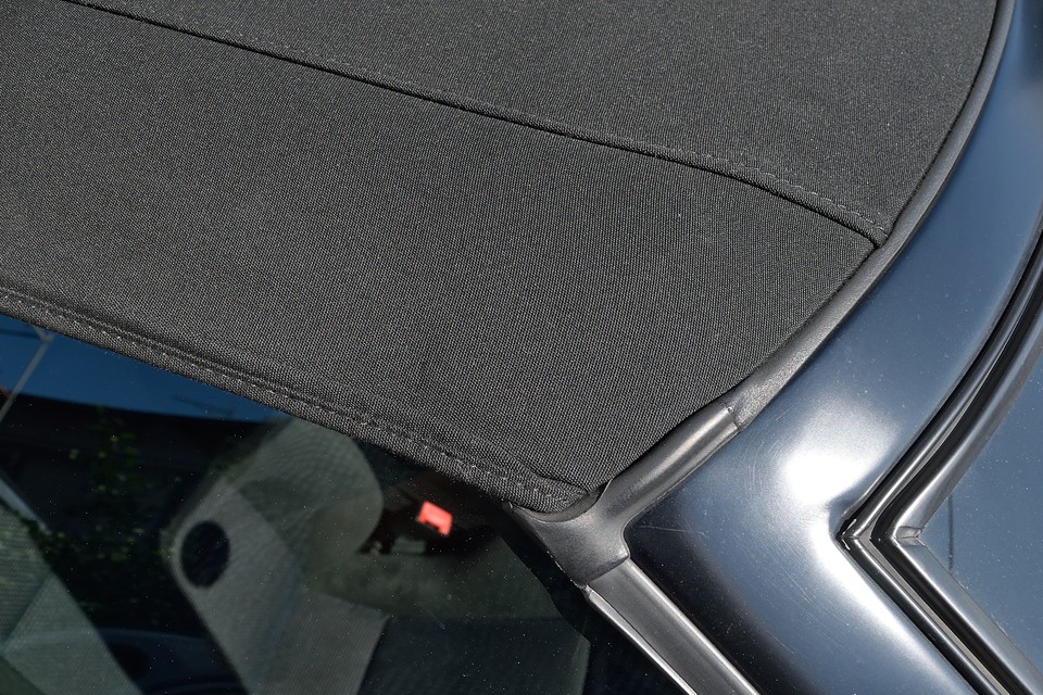 もうちょっと良く見えるように、幌のアップです。幌布・・・キレイです。