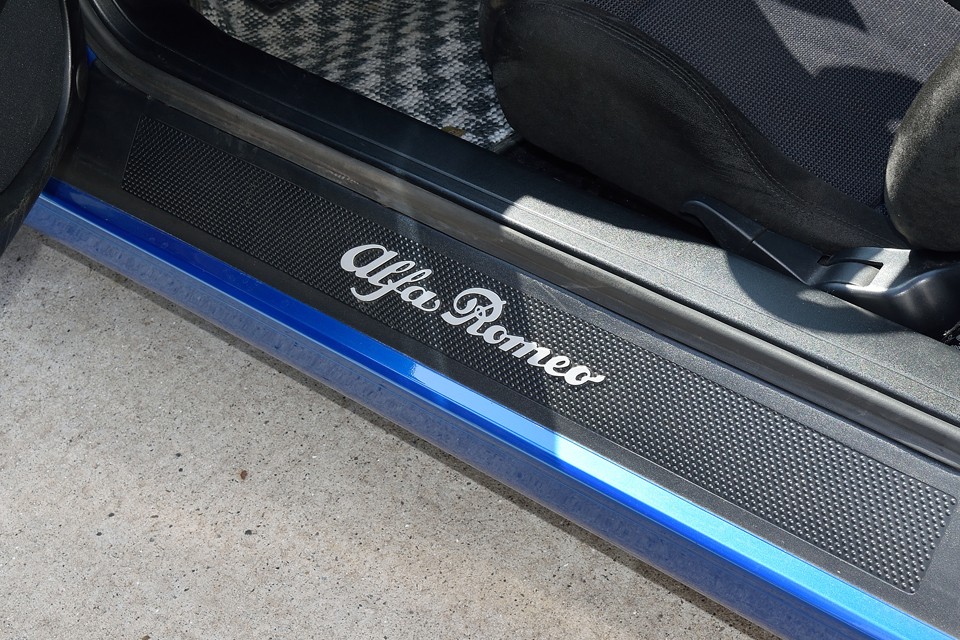・・・っと、その前に、まずは燦然と輝く「alfa romeo」のスカッフプレート！踏んで汚れないように、よっこいしょっと・・・踏絵？（笑）