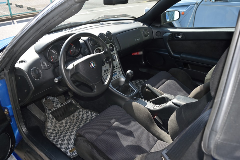 ね、キレイでしょ。これくらいの美車だと、触ると跡が着きそうだし・・・撮影に困るっちゅ～ねん！（苦笑）