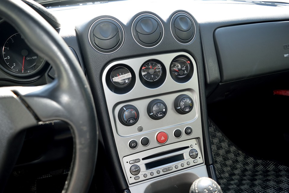 すみません、ラグビー経験者なもので、ついつい・・・え～、オーディオも純正そのままの状態です。カタログ写真ではありません。念のため。