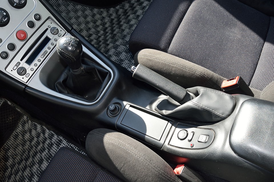 革のシフトノブもほぼスレなし。「これはもはや『奇跡』とは・・・」失礼しました（苦笑）