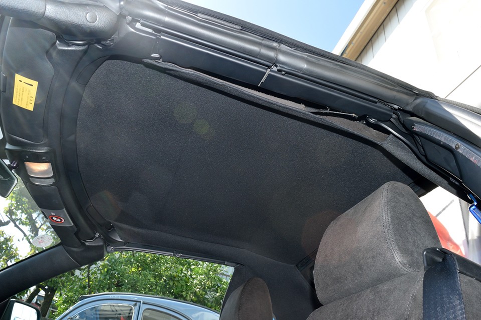 幌の内張りも、ほぼ真っ新な状態。汚れはもちろん、経年すら感じさせない状態ではないかと。