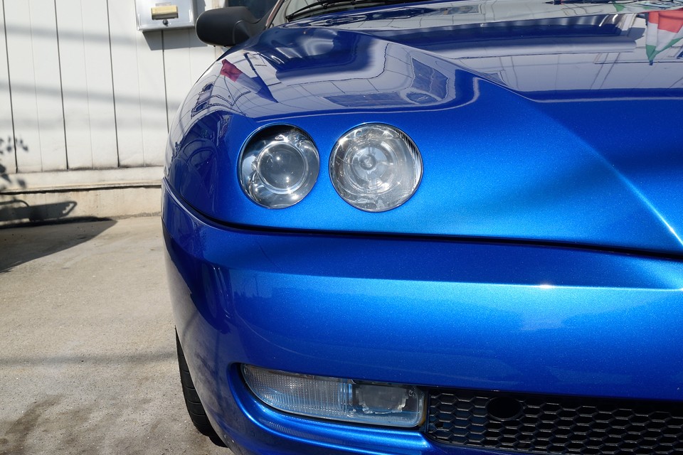 パーマンマスク方式？！のボンネットから覗く特徴的なヘッドライト、その下のウインカーレンズももちろんクリア～！