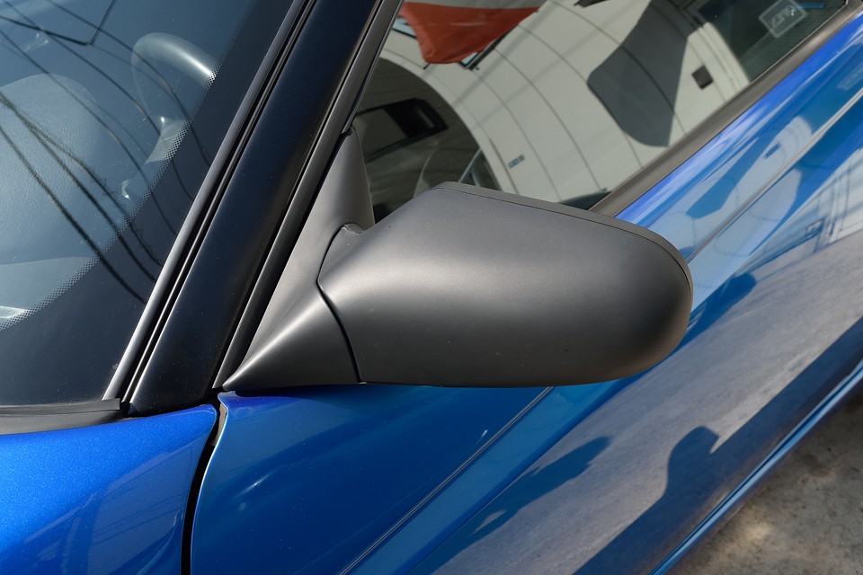 このミラーの状態を見れば、車両状態は推して知るべし！白っぽく劣化してるのがほとんどですが、もともとはこういう黒い艶消し素材なのです！