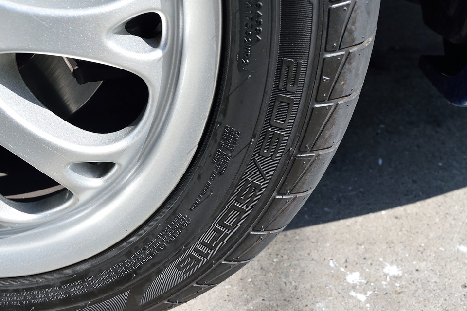 タイヤサイズは205/50Ｒ16。タイヤ残山は8分山ほどでしょうか、当分交換の必要はなさそうですね。