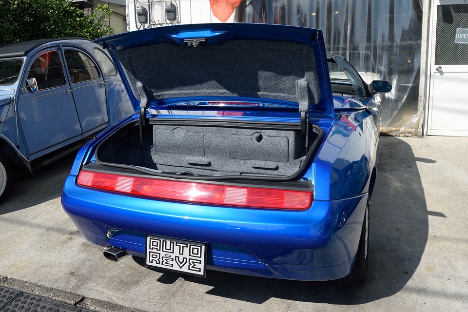 2シーターオープンにしては、かなりタップリとした容量のラゲッジスペース！開口部がスクエアで荷物の出し入れがしやすいのもいいですね。