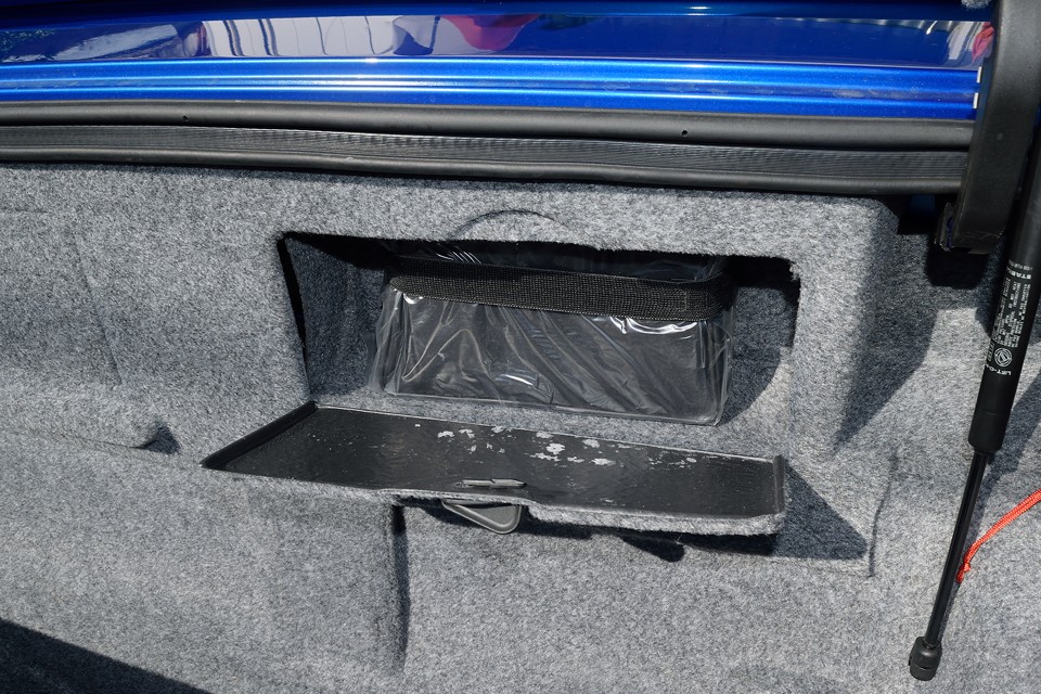 タイヤパンク修理キットでしょうか、これも未使用。