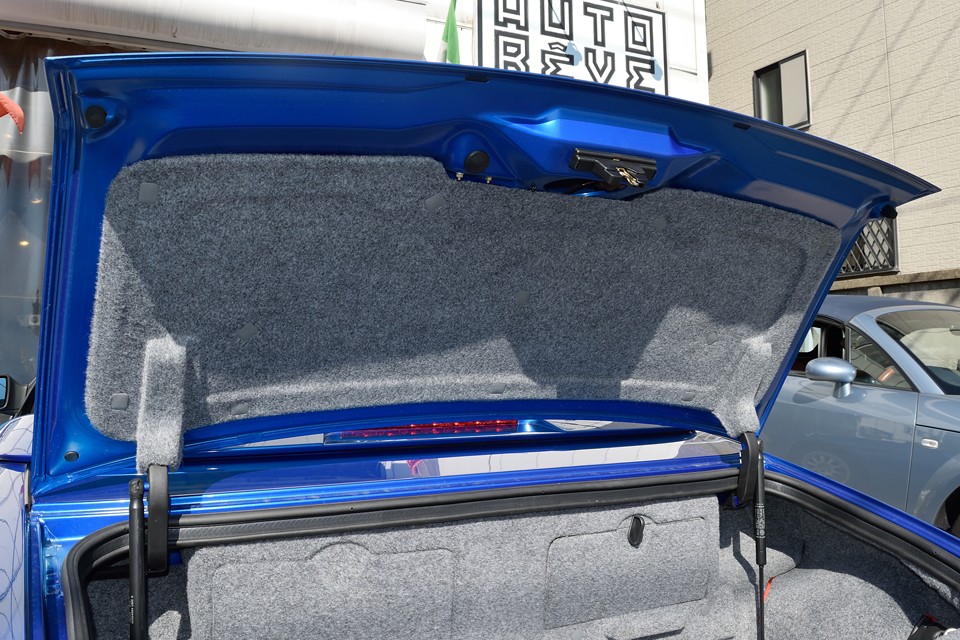 外観がこれだけキレイなんですから、トランクリッド内側がキレイなのも当然。