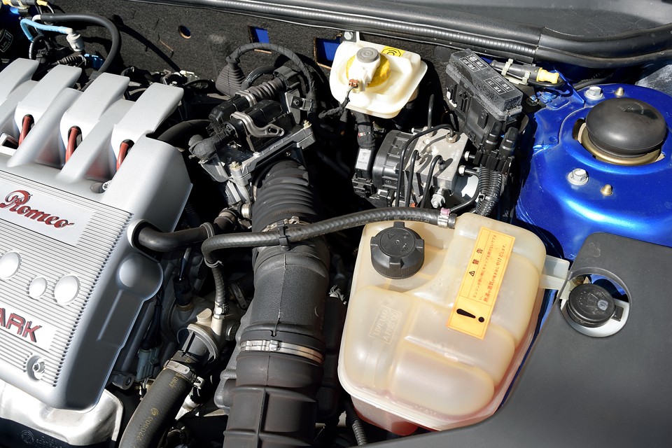 ほとんど汚れも見当たらないエンジンルーム。いいですねぇ～、ちなみに気になるタイミングベルトは、新車登録時から9年後の平成26年12月、14,938km時にディーラーでの交換歴あり。それから5年は経過しているものの、走行はわずか4,000kmほど。保管状態の良さを考えると、当分は大丈夫そうですね。