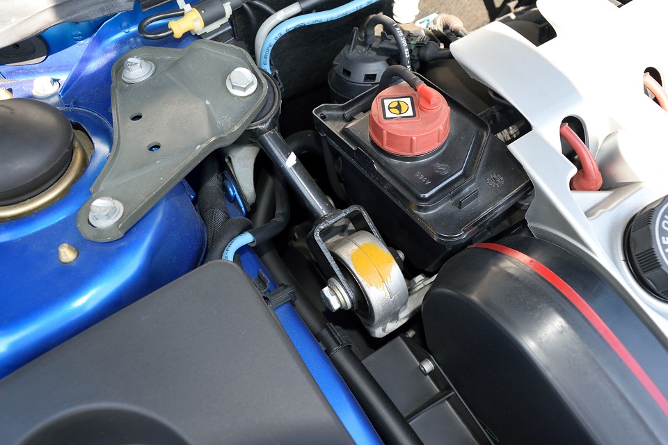 マウント類のゴムを見ても、ヒビや切れは無く、当分は安心いただける状態です。