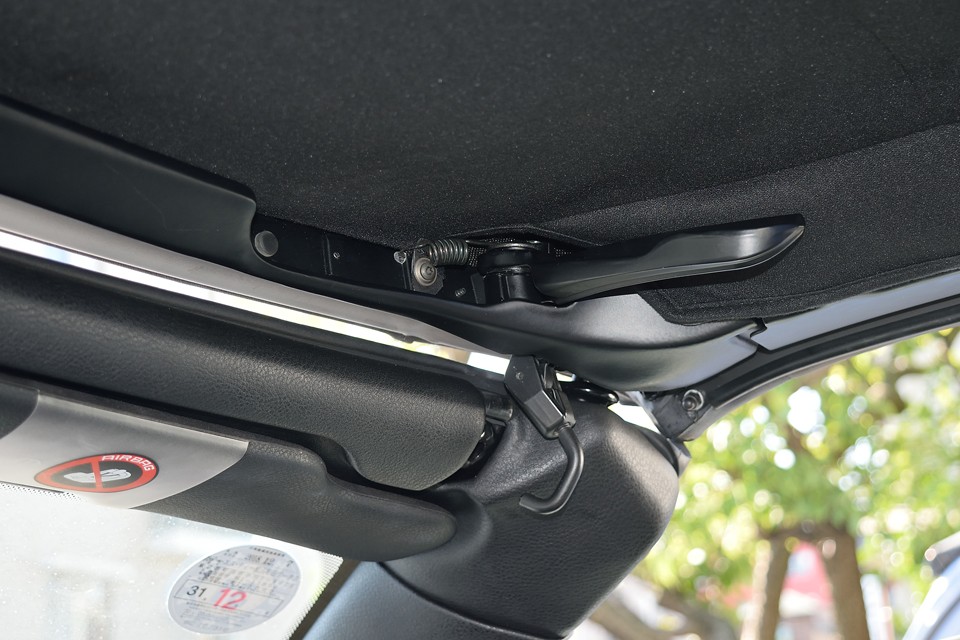 それではここで、電動オープンの実演です。まずは室内上部両端のロックを外して・・・。