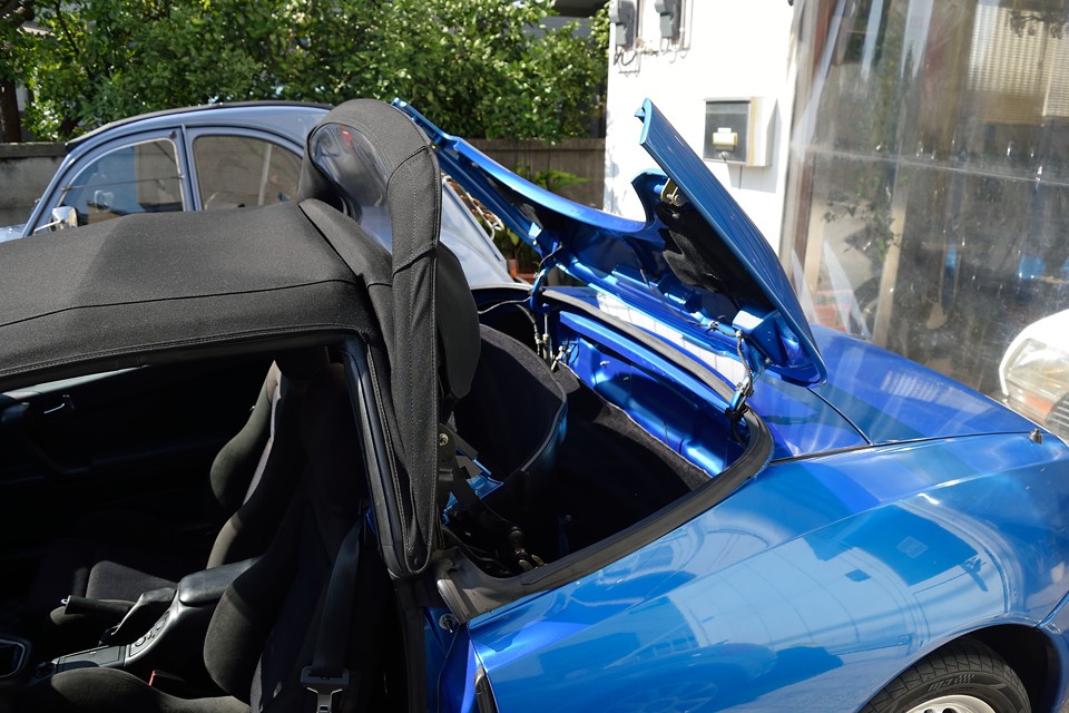 あとは開閉ボタンを押すと・・・まず幌リア側が持ち上がって、格納パネルが開き・・・。