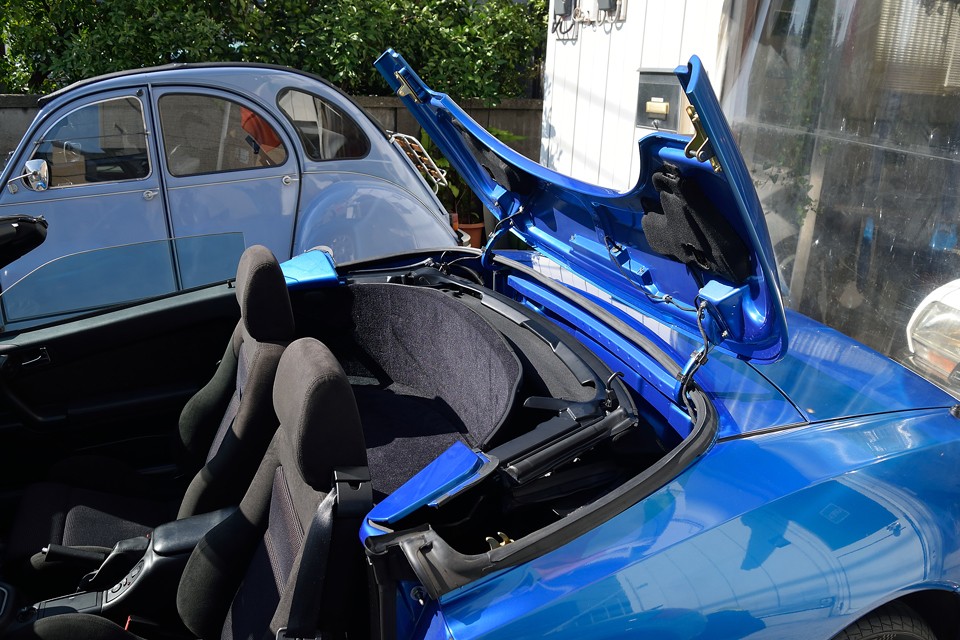 幌が全部収まると・・・。