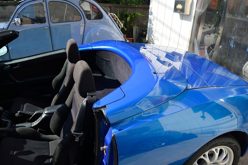 格納パネルが閉まって、カチッとロック！で終了。その間、わずか十数秒ほど。格納スペース自体がボディデザインの肝になっているところが、さすがです！