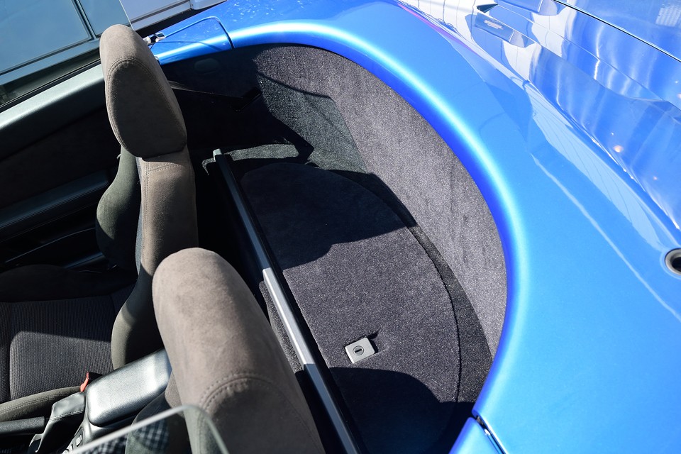 座席後にもこれだけのスペースがあるんですね。ハンドバック等の手荷物なら十分なスペースかと。