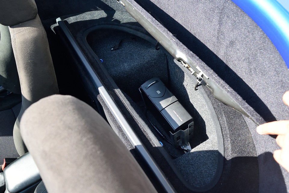 もはや古い装備となってしまった感は否めませんが、純正CDチェンジャーはここに装備。