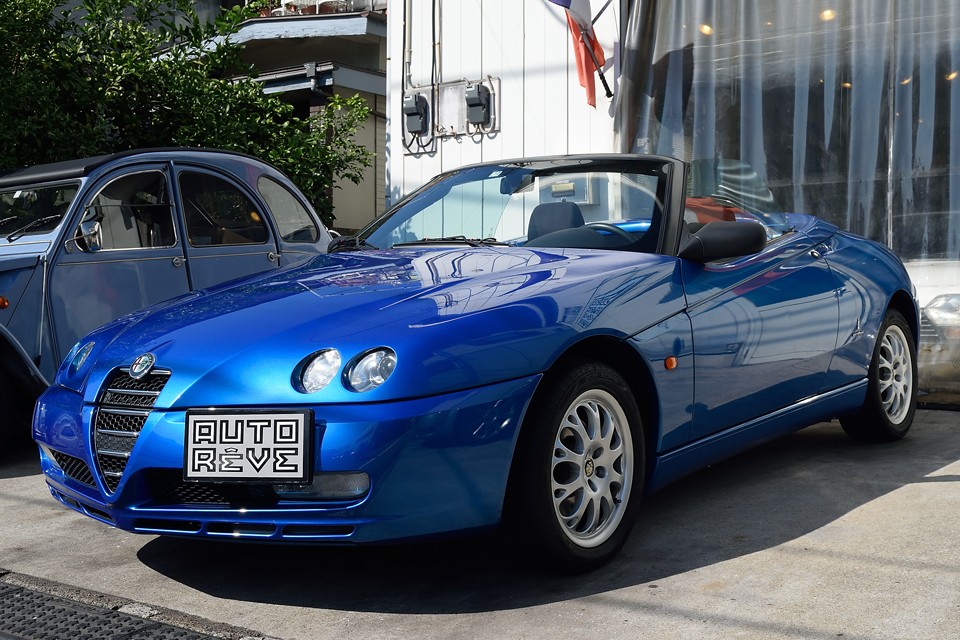 オープンカーはやっぱオープン状態が美しくなければならないのです！フロントタイヤ上端から、幌格納パネルへと一直線に繋がる切れ込みがとっても個性的で印象に残る、このスパイダー！