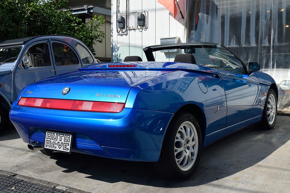 リアからの眺めが特に印象的ですねぇ。クーペタイプのGTVをベースにしたはずですが、むしろこのスパイダーのためのボディデザインではないかと思うくらいのまとまり感！