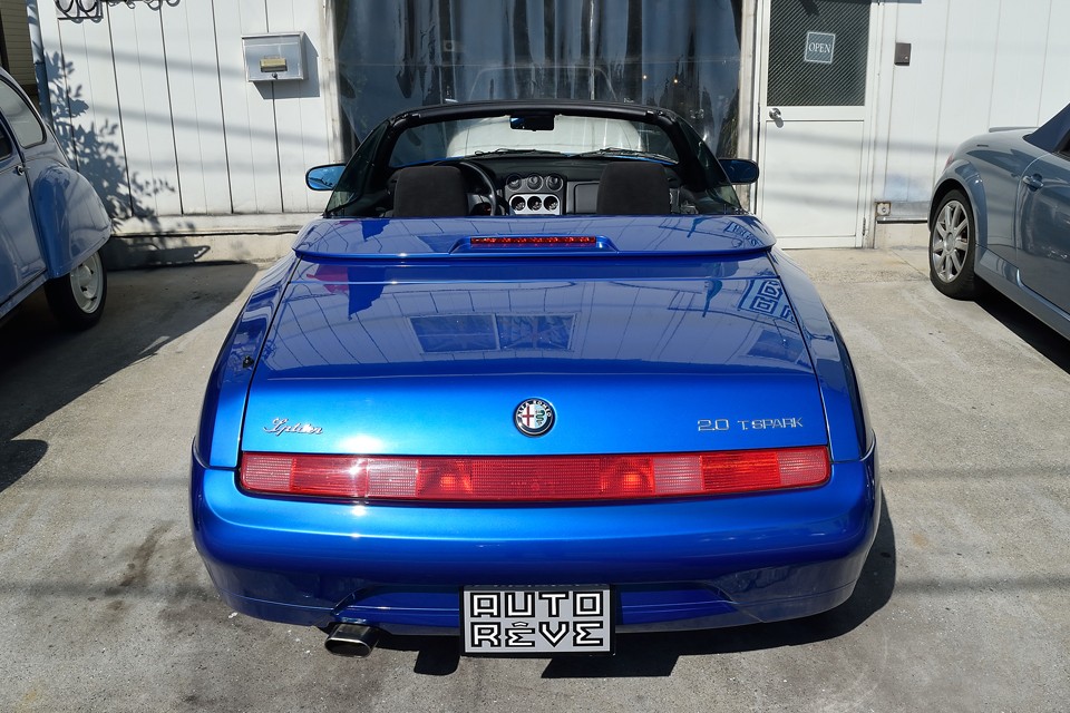 どの角度から見ても、このコバルトブルーが輝くように計算されているとしか思えないデザイン！秀逸です。