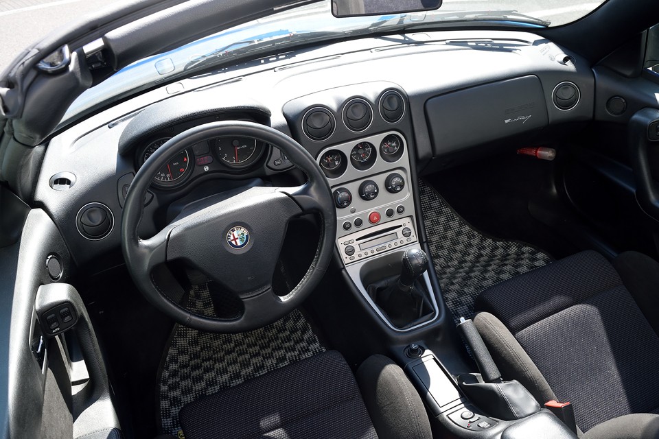 ドライバー有りきのメータレイアウトはアルファロメオの伝統！まさしくドライバーズカーの証なのです！