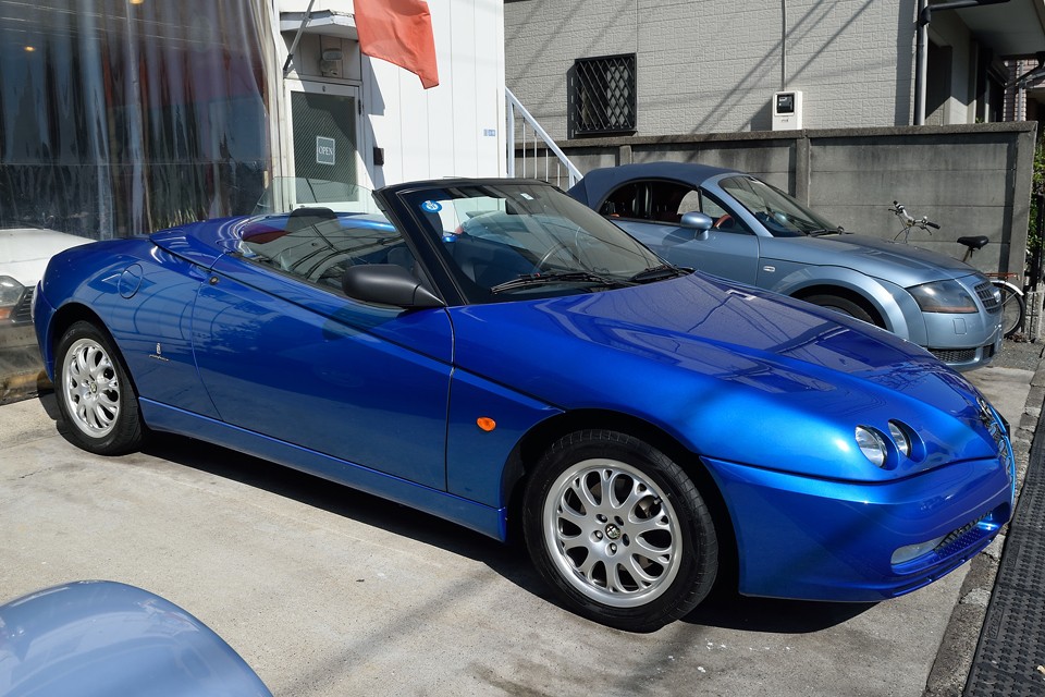 ここでおさらい・・・平成17年式の最終アルファスパイダー2.0ツインスパークで、走行1.9万km、ワンオーナー車で禁煙車、新車からの14年間ずっとガレージ保管で雨天未使用・・・。