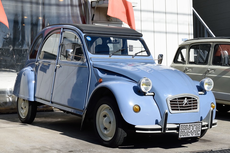 1989（平成1）年式 シトロエン2CV 6 special！チャールストンもいいけど、やっぱこのスッキリ爽やかなspecialがいい～！しかも人気のカラー「Blue Celeste」は、なかなか入手も難しくなってきました。お探しの方、急いでぇ～！