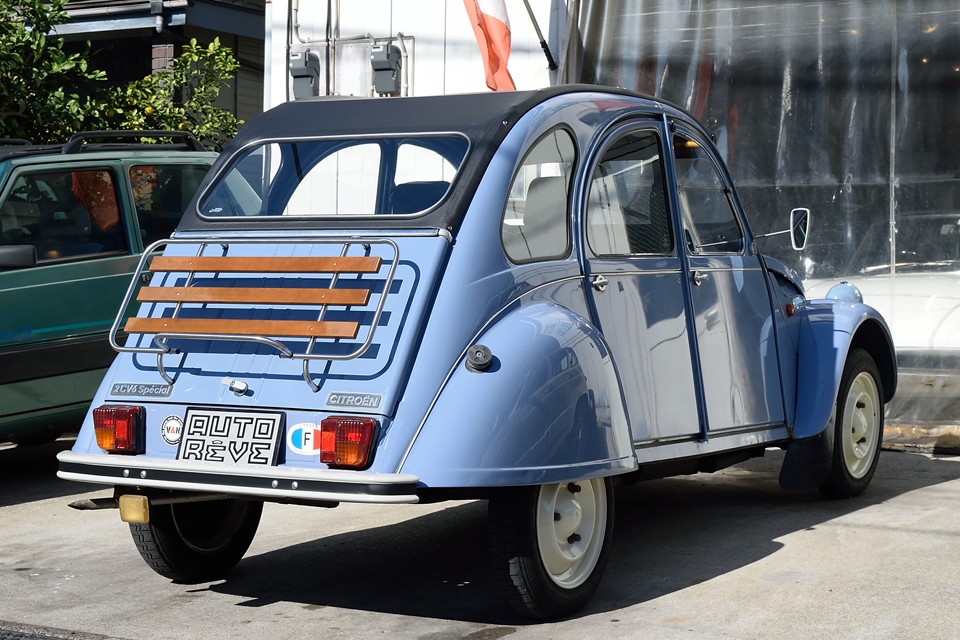 パッと見はとても美しいのですが、さすがに小キズや劣化は否めません。気になるところは大分手を入れたのですが、まだまだ目立つキズが・・・という事で、もはや貴重な2CVspecialですが、リーズナブルなお値段でのご提供です！