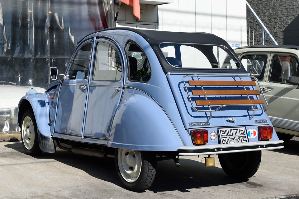 とは言うものの、ご覧のリアキャリアや、幌・シートの張替、マフラー一式交換等で、むしろ魅力はアップしているのではないかと・・・ちなみにこのキャリアは私（ムッシュ）が僭越ながら取付させていただきました。ウッド部は無塗装の白木をマホガニーニスで塗装！いい感じでしょ？