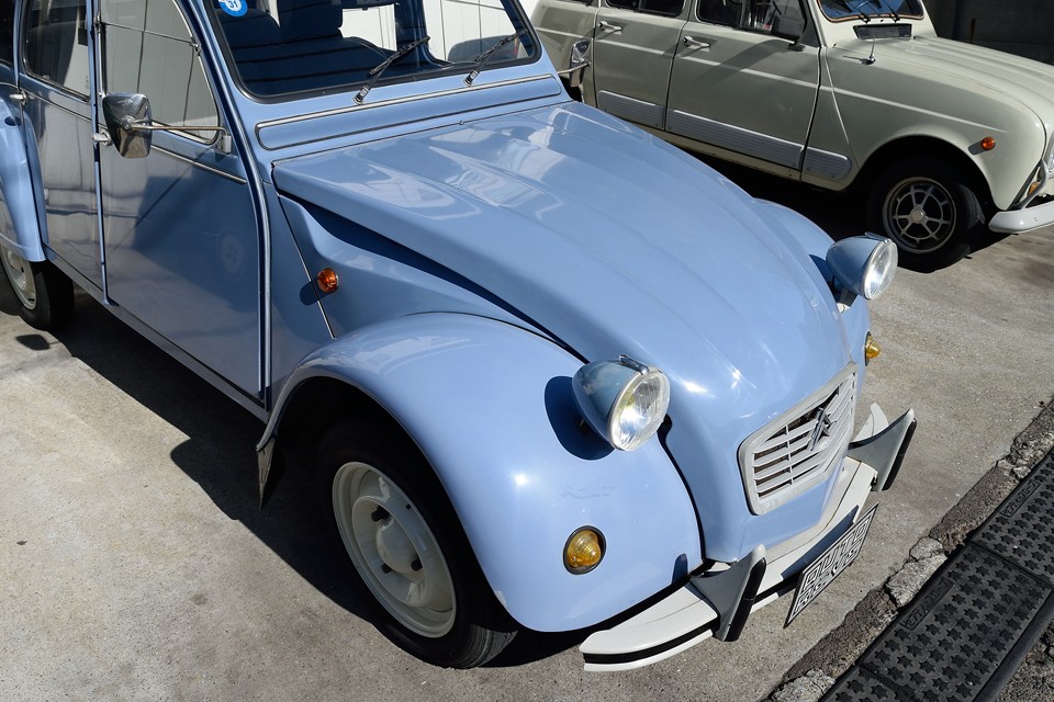 後述する劣化や小キズはあるものの、ご覧の通りパッと見は好印象の塗装状態！個人的には、多少の劣化は普段乗ってました！的な、年月を感じさせる雰囲気があって、むしろ良いと思うのですが・・・。