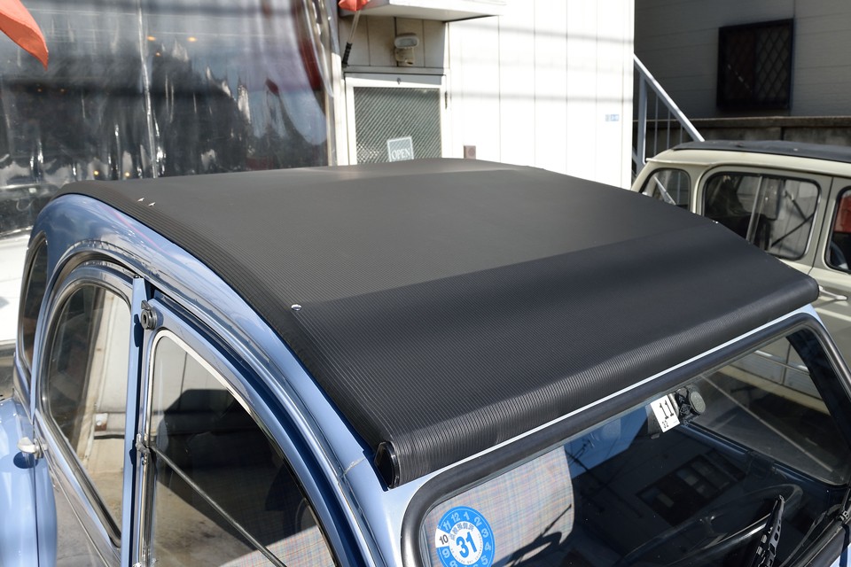 弊社入庫時、幌は劣化も酷く、破れもあったので、さすがに新品張替しました！2CVの中でも比較的高額部品なので、これはご安心いただけるかと。