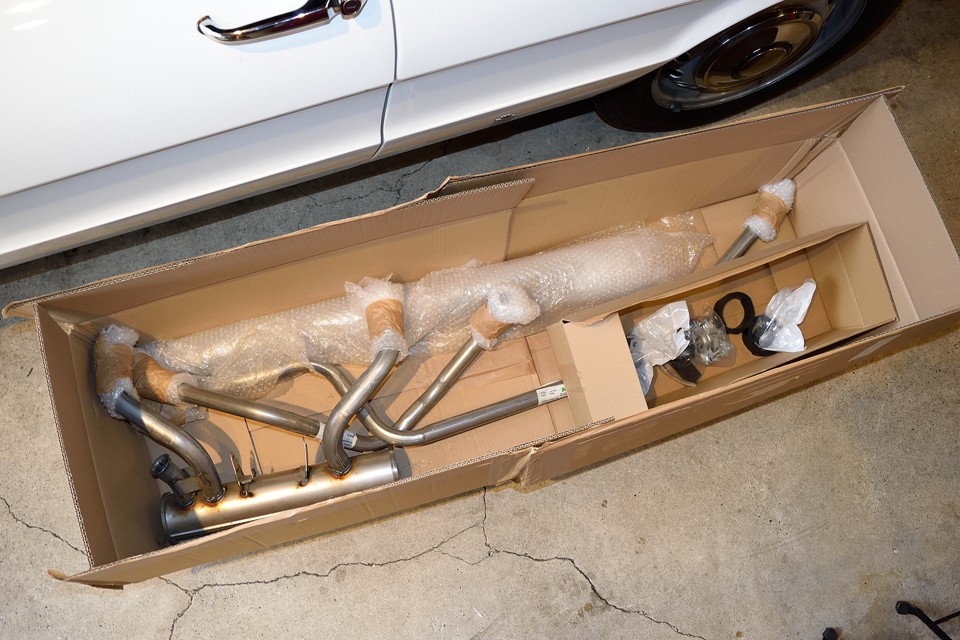 というわけで、これすべて交換予定のマフラー一式！フロントサイレンサー、中間パイプ、リアサイレンサー、エンドパイプ、各クランプ、前後マフラーハンガー・・・やばっ、例によって、つい、勢いで全部頼んで・・・しまい・・・ました・・・（苦笑）