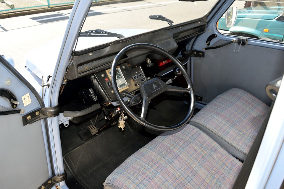 もちろん、それなりに薄い汚れや劣化はあるのですが、変な改造も無くオリジナルのままの「やっぱこれだよね！」的な状態かと・・・。