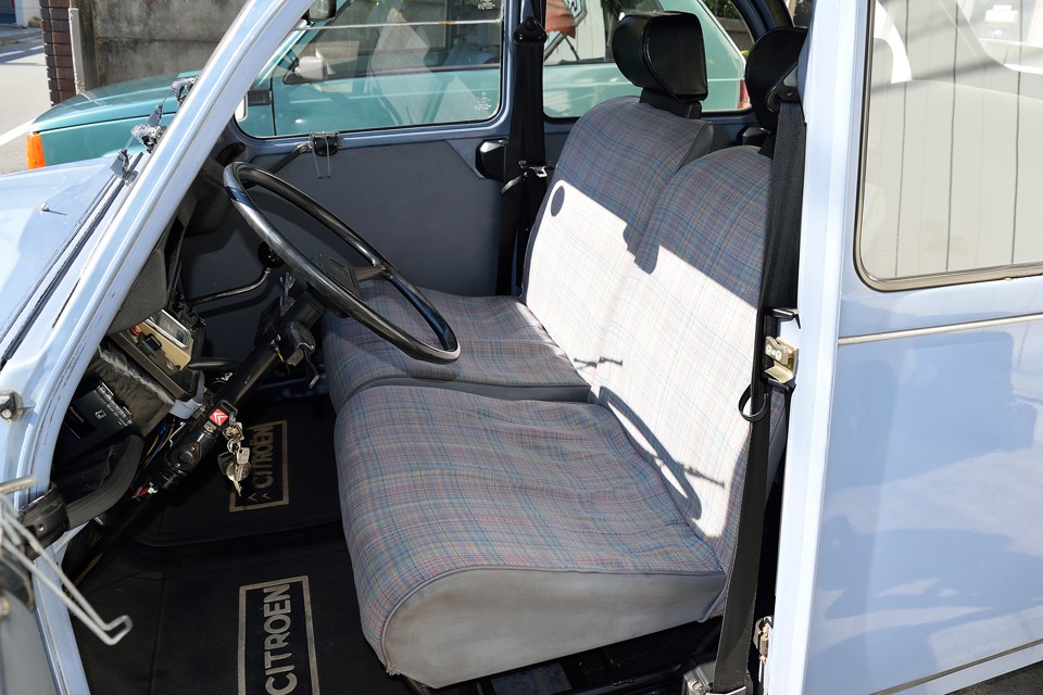 シートは全席、中の吊ゴム、ウレタンを張り替えましたので座り心地は理論上、新品！・・・あっ、いや、あくまで理論上です、はい。