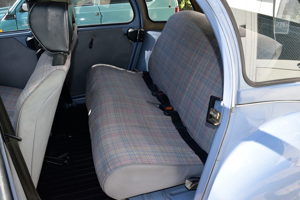 リアシートはもともと良い状態だったのが、更にグレードアップ！劣化した2CVのシートに有りがちな、お尻がすっぽりと沈んでしまうことも、これで全席なくなりました～！