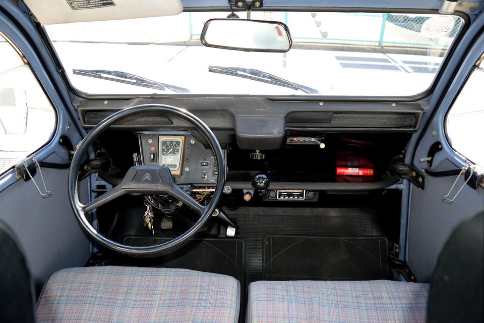 豪華仕様のチャールストンに比べて、シンプルなspecialのメーターパネルは、やっぱいいですねぇ。これで必要なものはちゃんとすべて揃っているのです！・・・そのはず（苦笑）