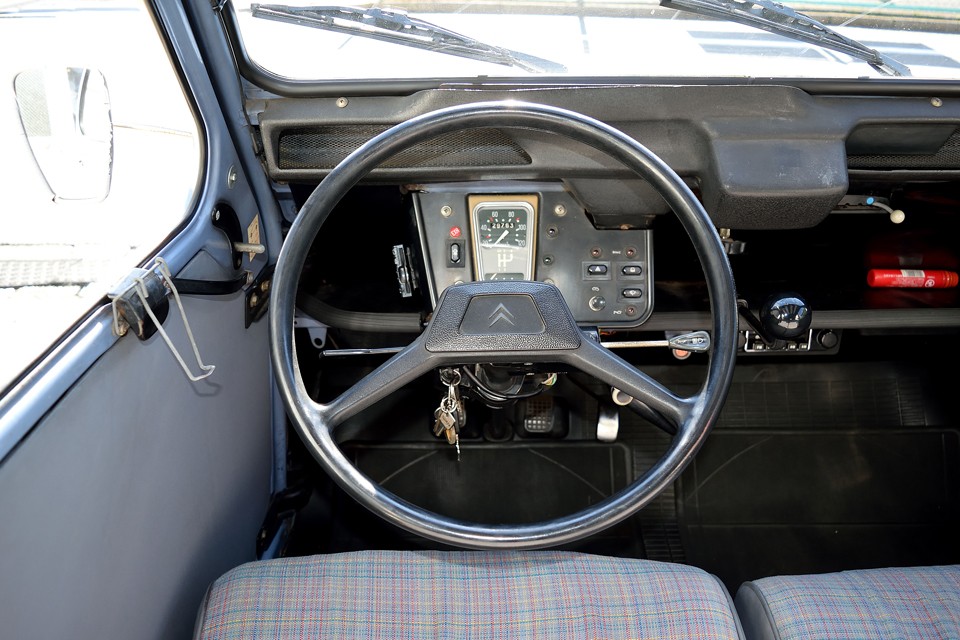 クルマってこれで十分だよなぁ、といつも感心させられる2CV。何事もちょっと足りないぐらいがちょうど良いのです！・・・決して負け惜しみでは・・・。
