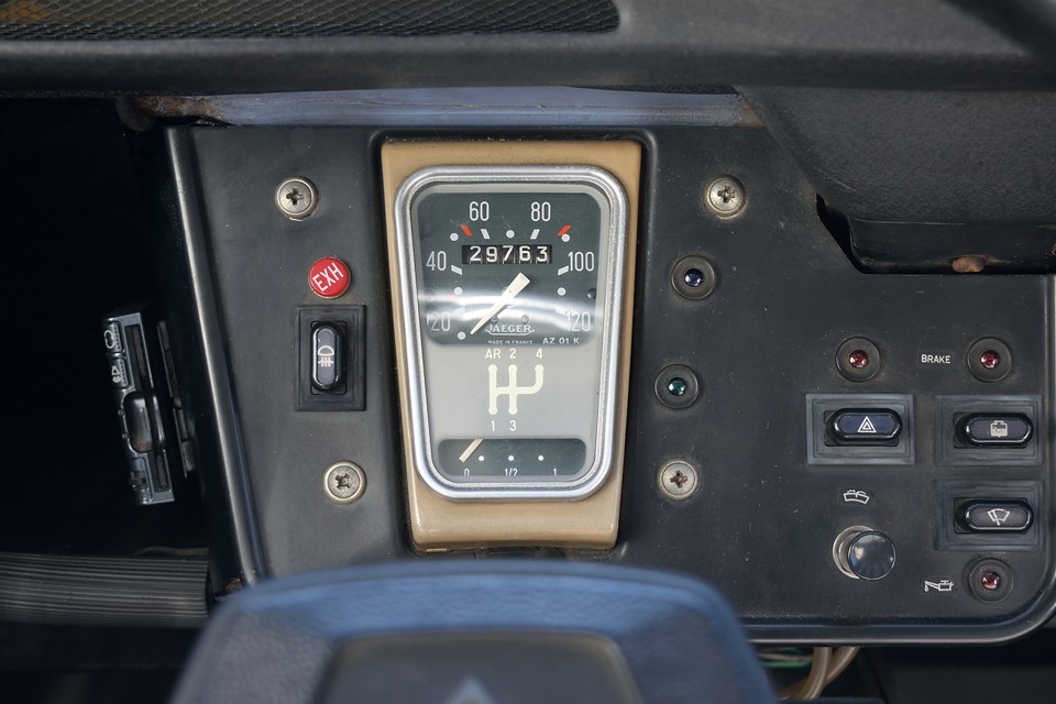 走行距離はおそらく13万kmのはずですが、旧車ですので不明とさせていただきました。・・・にしてもメーター中央のシフトパターン・・・なんで角ばってないのよぉ～！「モ」に見えてしかたないんですけどぉ～！（笑）