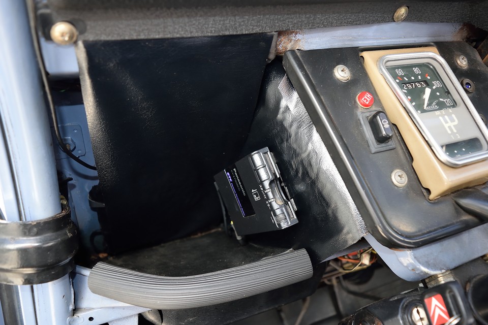 え～、ここで2CVあるあるをひとつ。メータ横や奥に貼ってある黒ビニール＆綿の遮音材が必ずと言っていいほど、経年劣化で反り返って、裏の綿が露出状態になります。この個体もかなりの「露出度」でしたので、留め直して、表面はご覧のシートで補修済！なので、ご覧の通りスッキリ、清潔に！