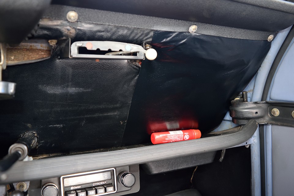 助手席側もかなりの「露出度」でしたので、もちろん補修済！これで綿の埃地獄とは、おさらばぁ～！（笑）