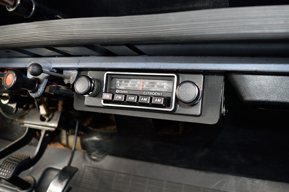そして何と！換装されて残ってない事がほとんどの、純正AM/FMラジオが付いてるぅ～！まんま80年代の音がする～！これむしろ新鮮～！