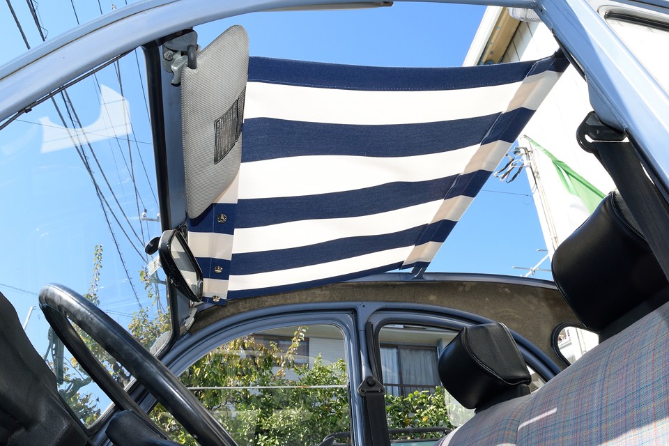 2CV用のアクセサリーとして販売されているもので、キャンバス生地のしっかりしたものです。このまま幌は閉める事が出来るので、いちいち脱着する必要のないスグレモノ！