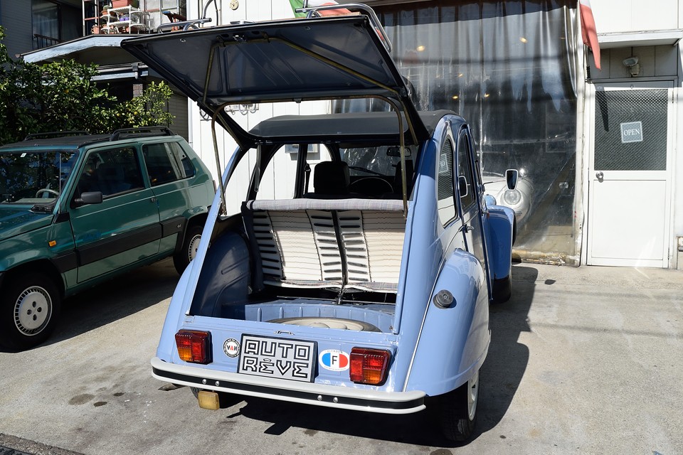 リアハッチはバタンコタイプで、ご覧の通りリアガラスまで開きます。トランクハッチしか開かないタイプに比べて、これはとっても便利！